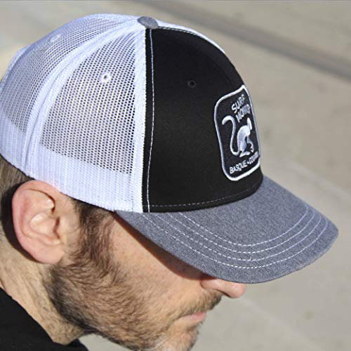 515LpSQZMTL.jpg Surf Monkey Gorra Tipo Trucker - Visera Curvada - Gorra Ajustable Snapback - Parche Bordado Surf Monkey - Diseño de 5 Paneles 24 48h - Surfing The Basque Country Negro Blanco